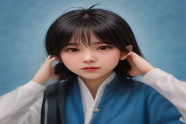 呦呦萝莉职场人士在通勤地铁上使用手机浏览专业资讯，屏幕显示精选行业报告，周围乘客模糊背景突出主体